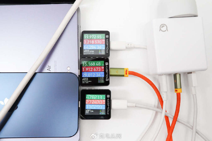 通过充电器的type-c1,usb-a 端口同时为笔电,手机