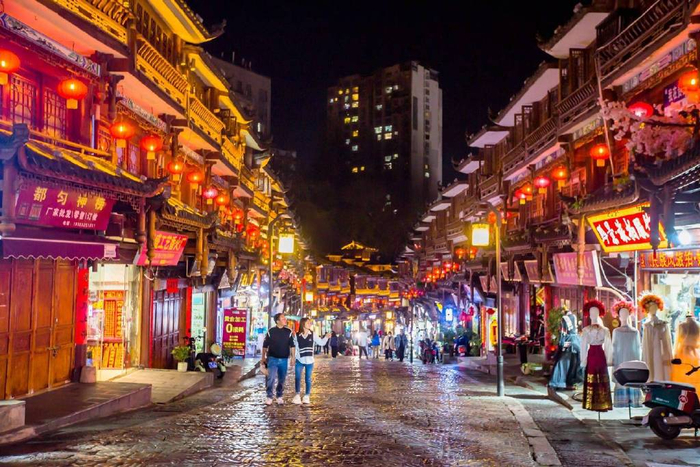 贵州都匀有一条石板街,历史悠久,古色古香,充满了少数民族风情|都匀