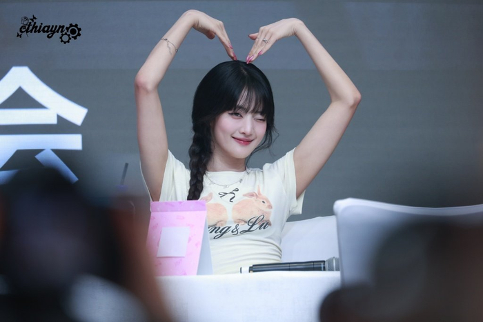 cube男经纪人骚扰gidle成员minnie,动手动脚,干扰与粉丝的互动|经纪人