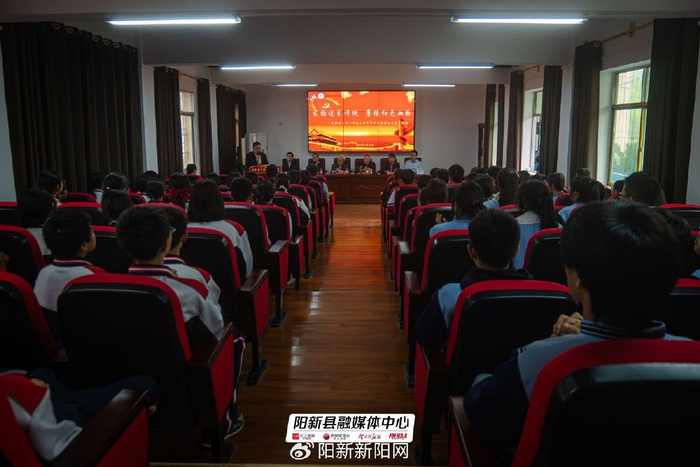 县教育局局长李细禄致欢迎词,三溪中学知名校友代表,学生代表作发言.