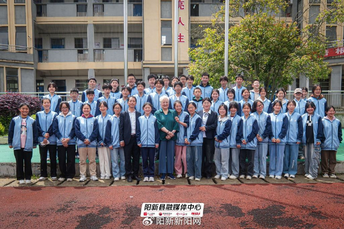 阳新一中党委书记明道树为王晓虹颁发"阳新一中荣誉校友"聘书.