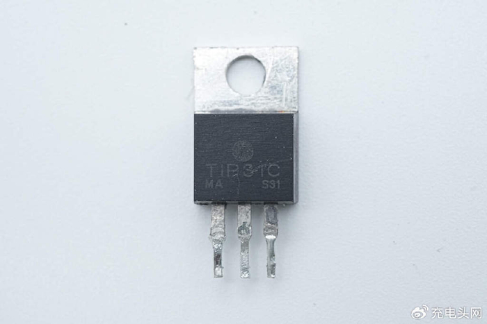 用于为主控芯片稳压供电的三极管型号tip31c,npn型三极管,耐压100v