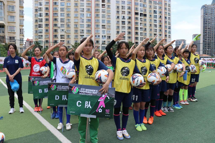 作为全国青少年足球特色学校,昆明市西山区芳草地国际学校在上级各