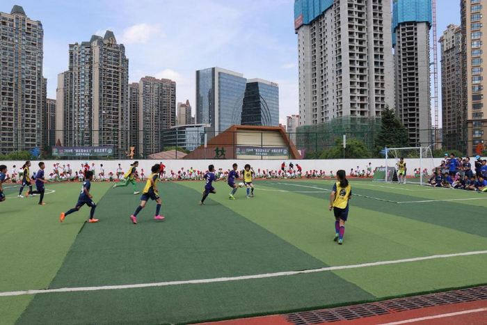 作为全国青少年足球特色学校,昆明市西山区芳草地国际学校在上级各