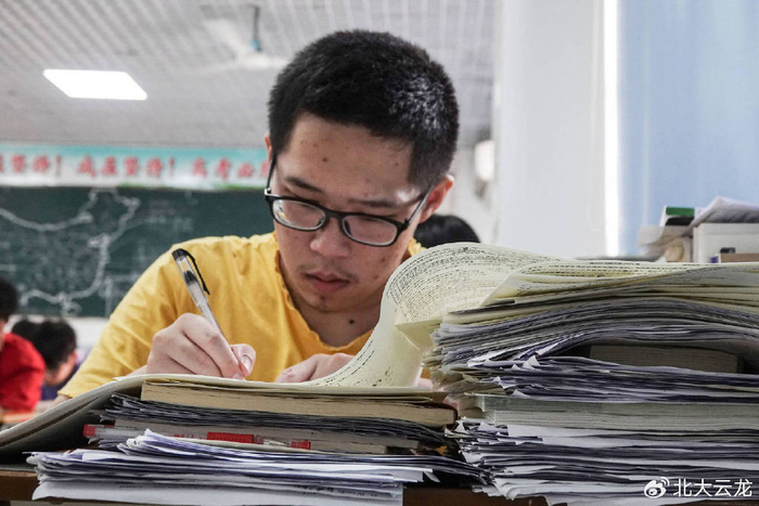 贵阳市南明甲秀高级中学高三年级的学生在课堂上认真复习备战高考