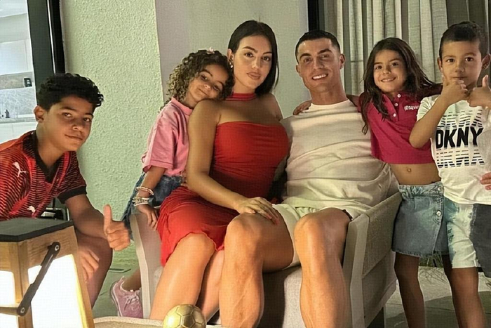 c罗高调秀恩爱,海滩热吻乔治娜!第6次出征欧洲杯,身材没变化