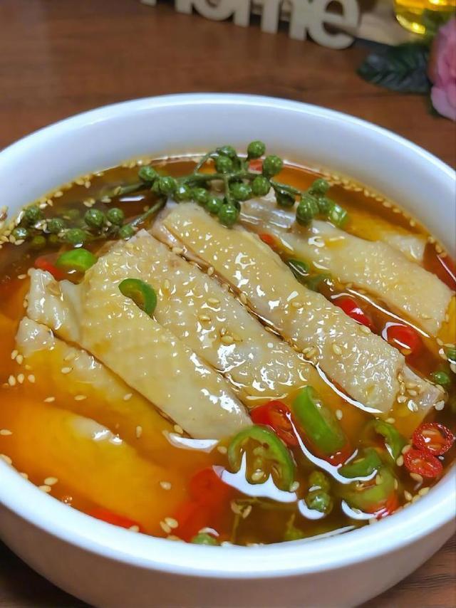 今天做了一盘清香麻辣的藤椒鸡，开胃下饭，吃到舔盘
