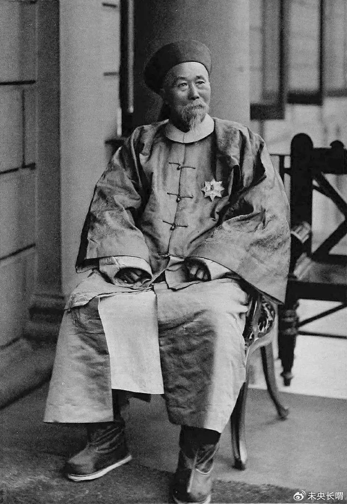 曾国藩和李鸿章都是科班出身,正儿八经的进士.