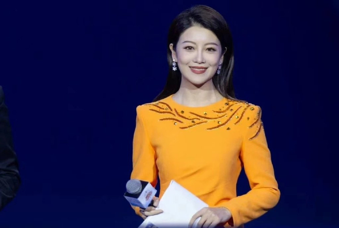 任鲁豫和主持人大赛选手王楚涵主持活动,高颜值搭档