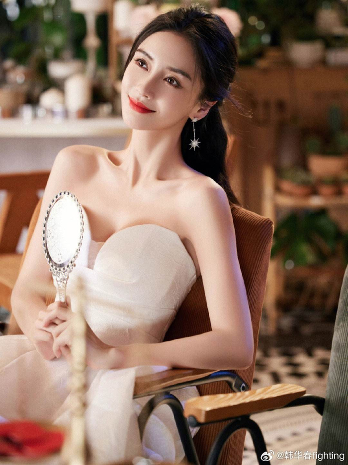 angelababy晒出一条限时动态,装扮十分性感,比基尼辣妹……__财经头条