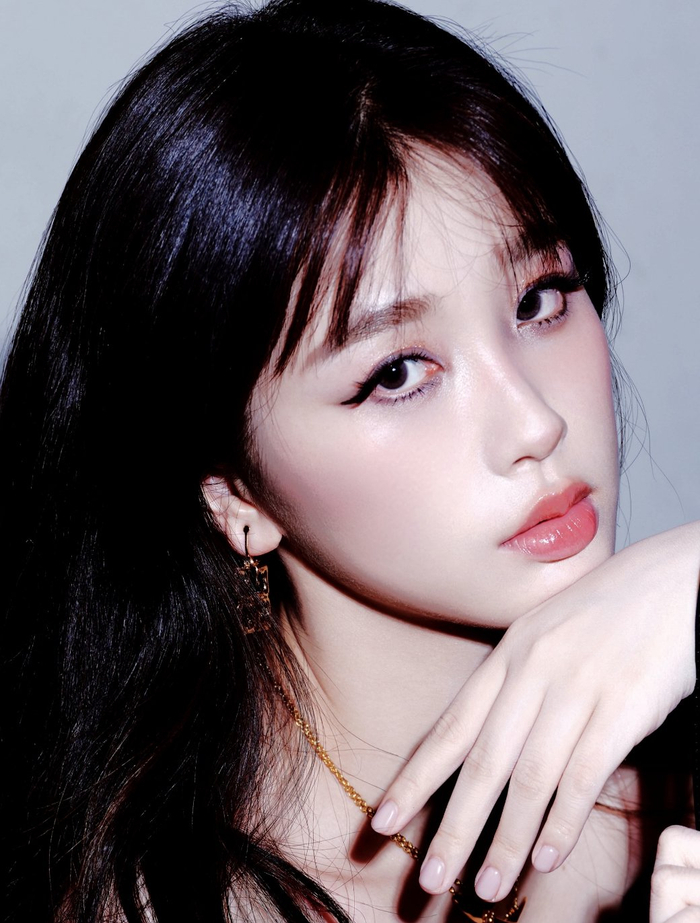 又出新"皮肤"啦!这次带来的摩登金属妆和黑色套装简直不要更飒!