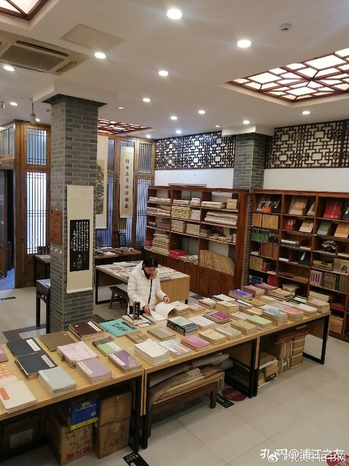 苏州古旧书店一楼经营着旧书碑帖和文房四宝