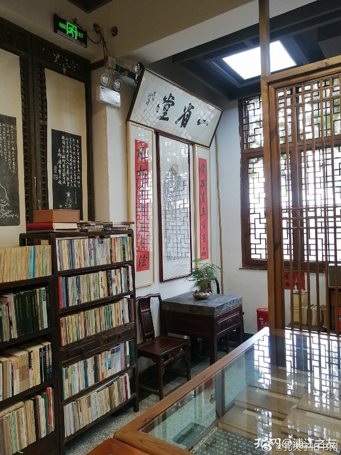 碑帖和文房四宝,二楼放着满满一屋间的石碑,三楼一省堂店面也算大的