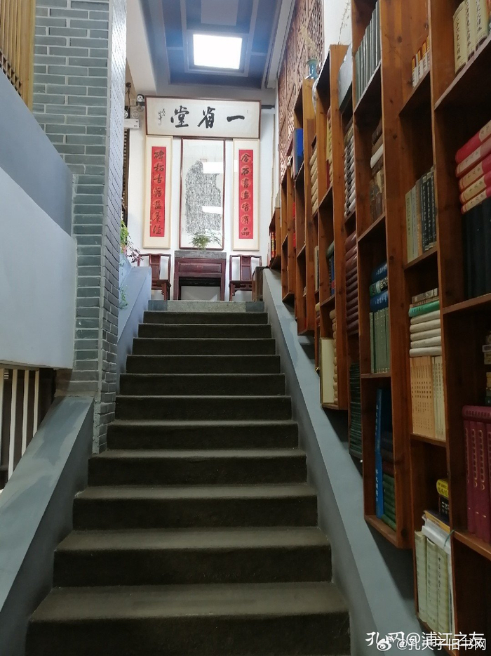 苏州古旧书店一楼经营着旧书碑帖和文房四宝