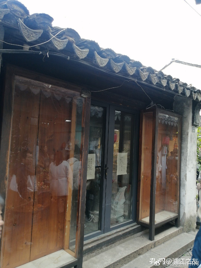 苏州古旧书店一楼经营着旧书碑帖和文房四宝