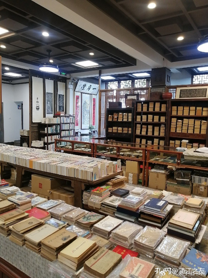 苏州古旧书店一楼经营着旧书碑帖和文房四宝