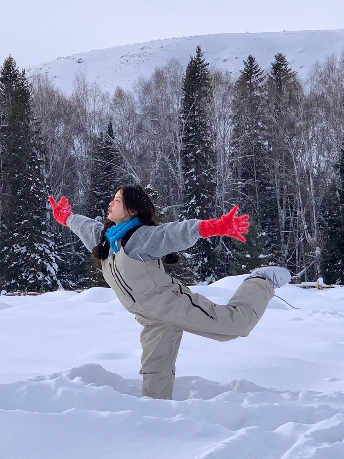 雪地里撒欢的杨超越