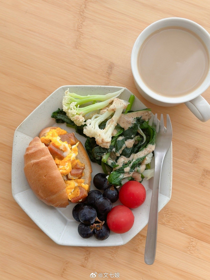 早饭03 盐面包三明治/芝麻蔬菜/葡萄/生椰拿铁