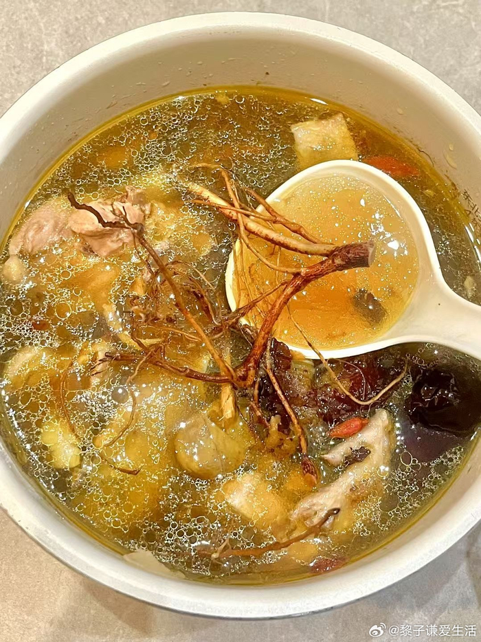 阴雨天气适合享受五指毛桃炖鸡滋补美食