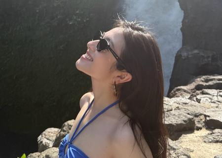李兰迪晒初夏泳装照，清新热辣笑容明媚