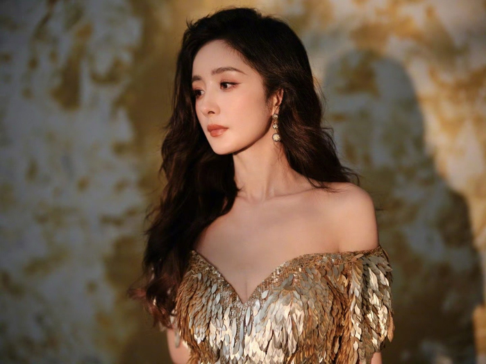 杨幂最新一组活动造型图