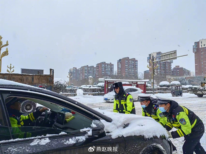 漫天飞雪中感人的情景一幕接着一幕