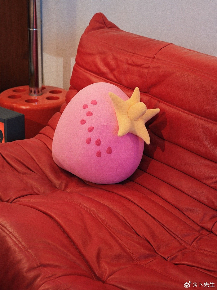 是奶油草莓抱枕