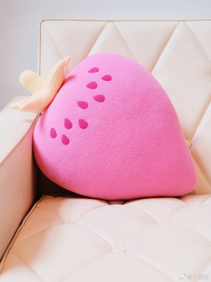 是奶油草莓抱枕