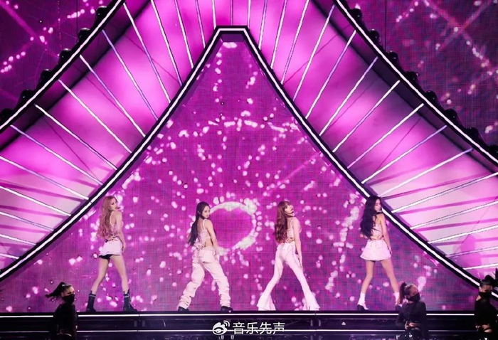 关键是依靠经纪公司来以小组项目制的形式推出偶像产品,从名字的含义