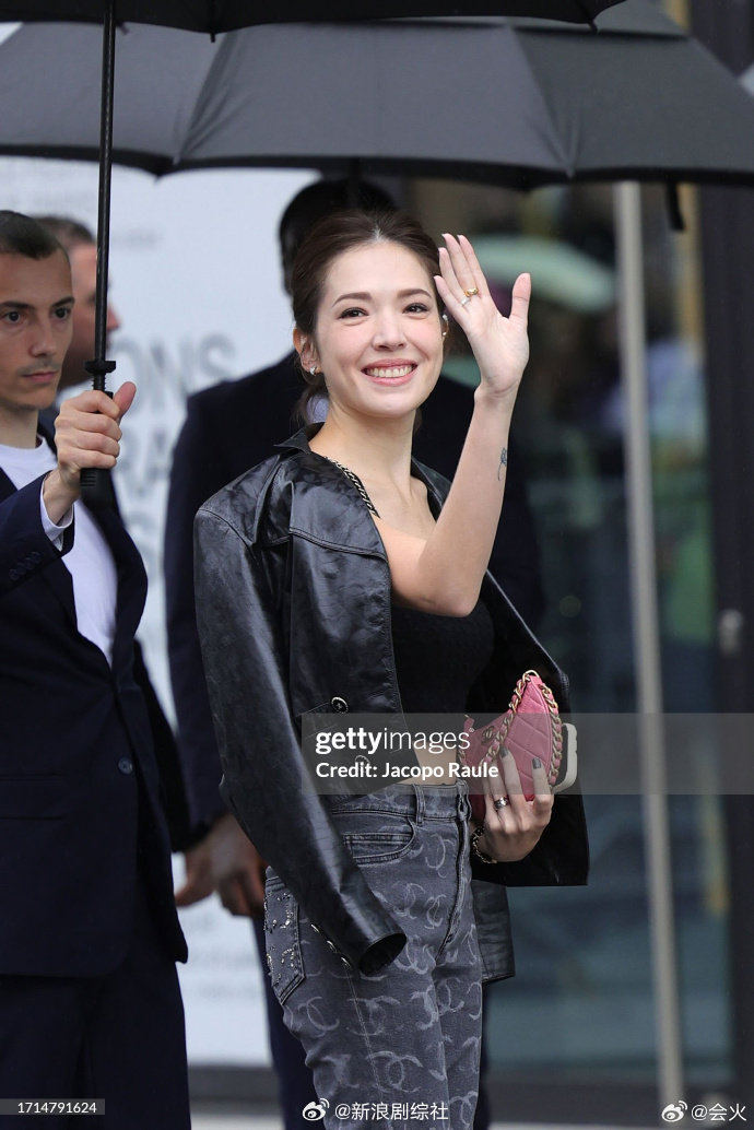 许玮甯亮相巴黎时装周,无惧外网镜头生图状态__财经头条