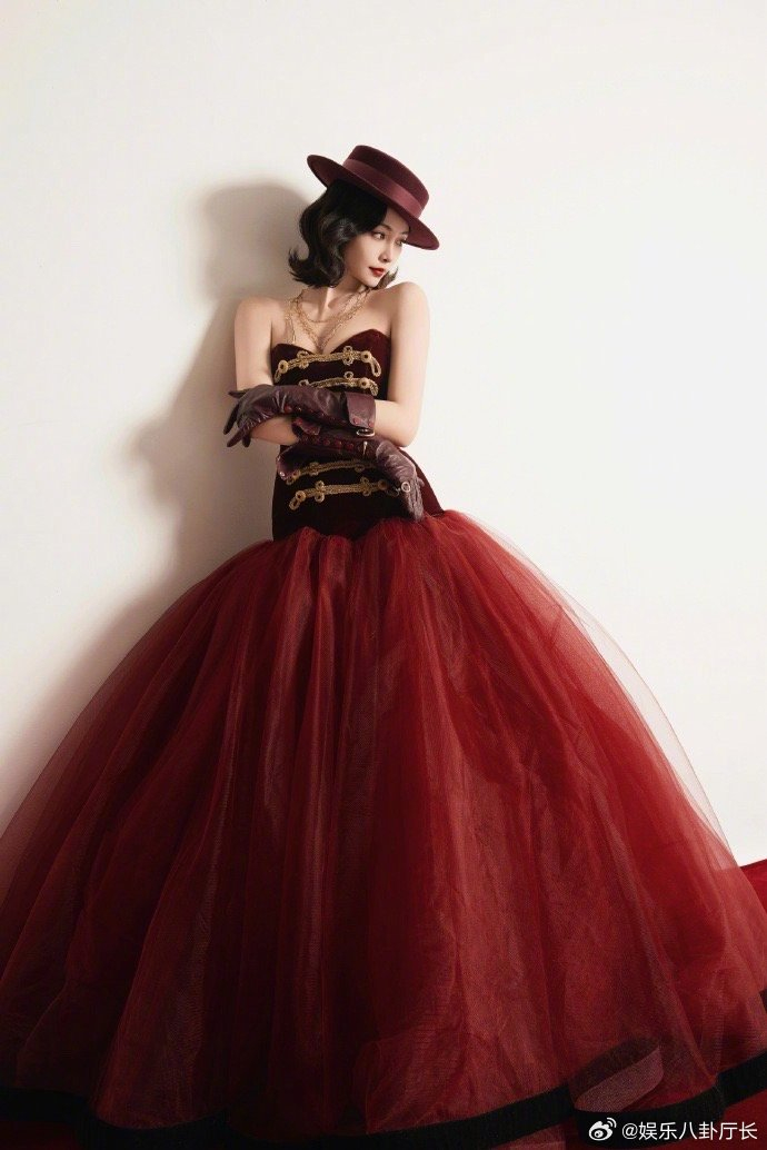 许佳琪微博之夜造型红色摩登复古裙优雅大气