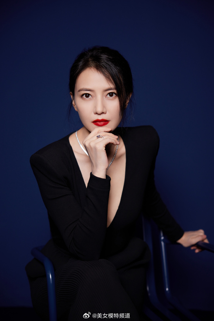 高圆圆穿黑色深v裙优雅大方 烈焰红唇女神范十足