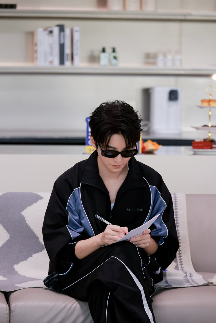 王俊凯郑州机场穿牛仔装亮相