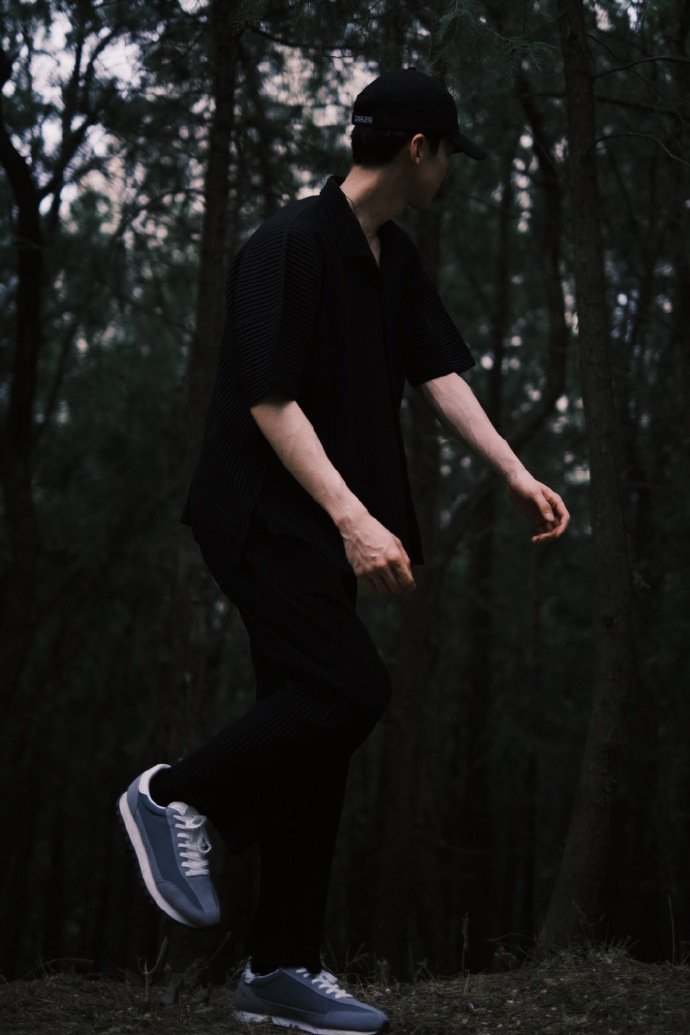 白敬亭更新一组黑白灰质感写真 夏日运动男友风帅炸了,好苏!