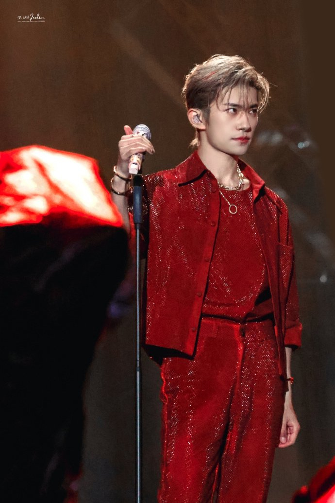 易烊千玺和红色绝配已经在大花轿里出不来了满脑子都是抱一抱