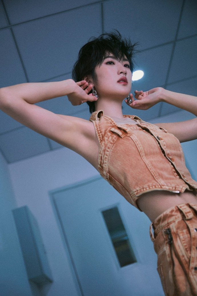 姚安娜新造型美出新高度!侧颜还撞脸巩俐,穿牛仔背心露锁骨优美
