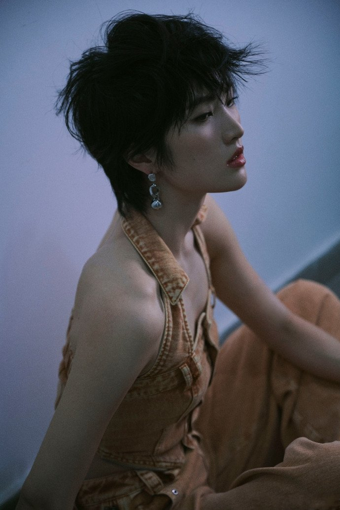 姚安娜新造型美出新高度侧颜还撞脸巩俐穿牛仔背心露锁骨优美