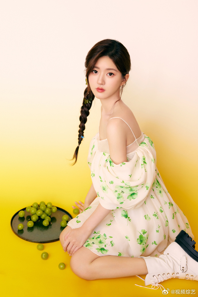 赵露思绿野仙露 露思落花吊带裙造型简直太少女噜 好清新的这套!