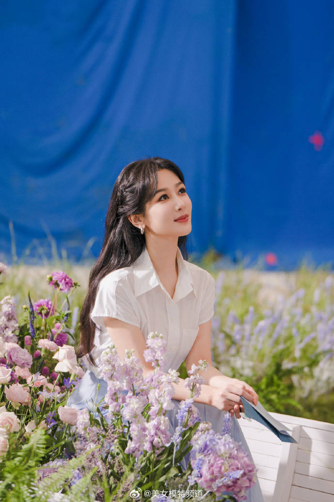 杨紫一身白衣置身花海黑发散落肩头气质温婉邻家