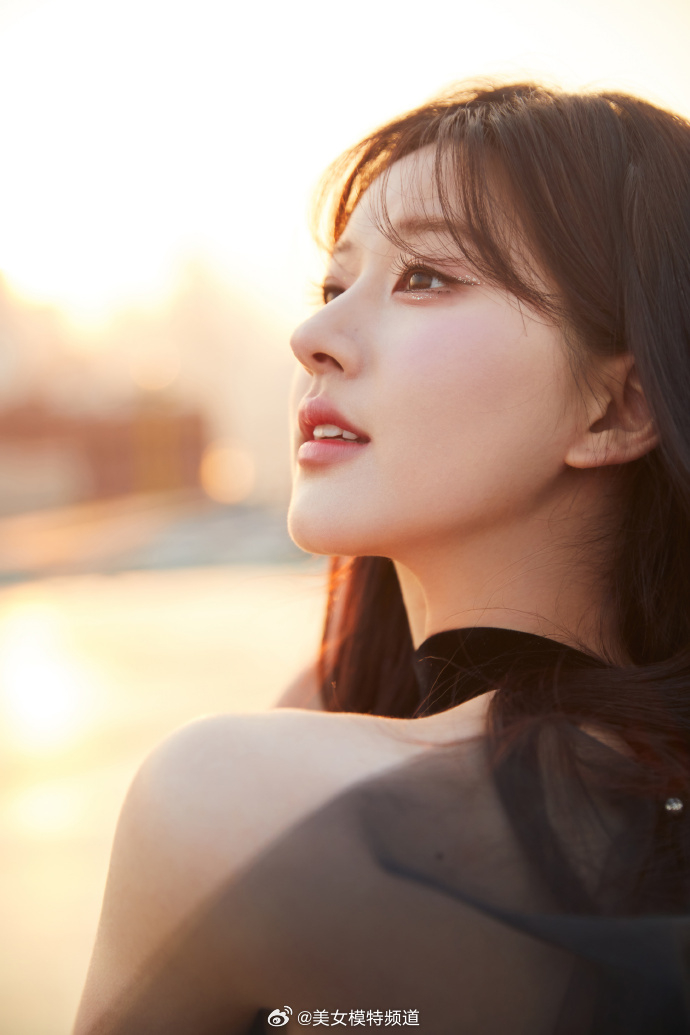 赵露思天台落日剪影大片释出黑纱点缀白皙皮肤侧颜美