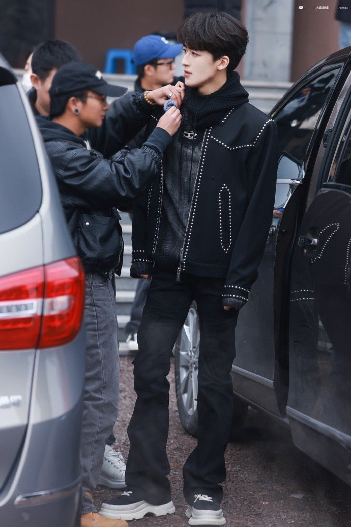 何洛洛今日无限超越班录制饭拍今天是allblack的酷哥一枚