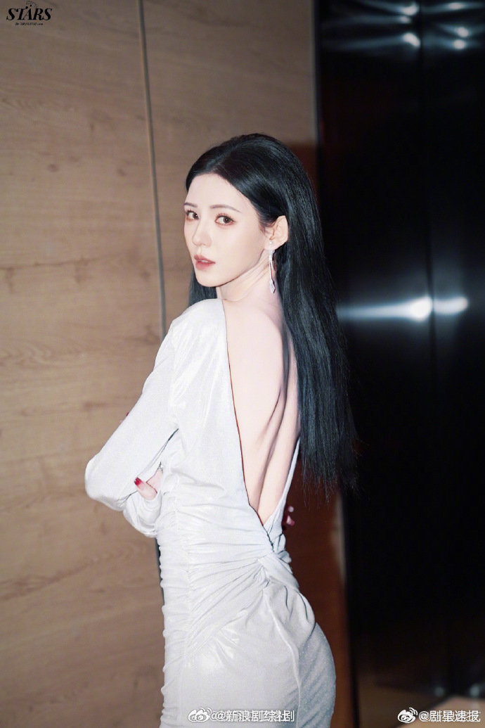 张予曦光感露背裙好美啊!身材真好