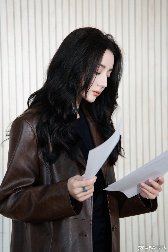 迪丽热巴出妆好可爱的宝宝复古皮衣造型好酷好帅