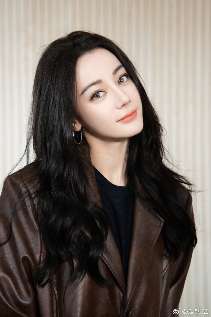 迪丽热巴出妆好可爱的宝宝复古皮衣造型好酷好帅