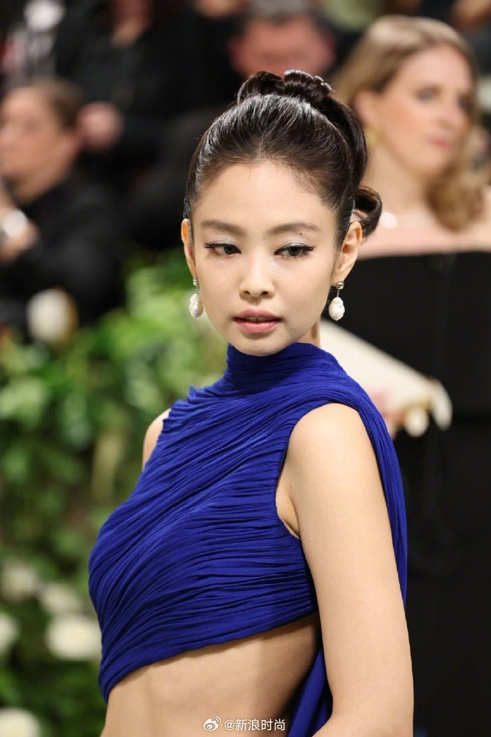 jennie以一袭ala03a特别定制的蓝色礼服亮相met