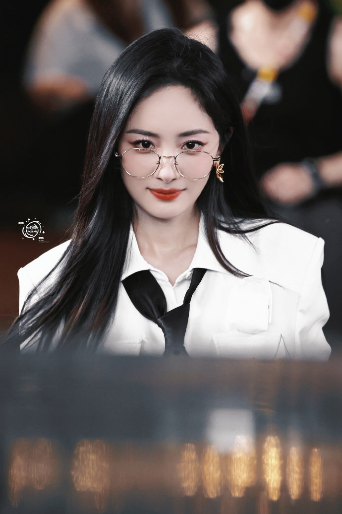 杨幂《密室大逃脱》收官 救!白衬衫 黑领带 银丝边眼镜!好a!