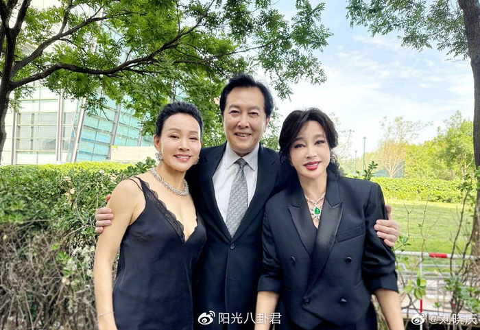 而在刘晓庆晒出的合影中,三位加起来明明超过200岁的人,看起来却一个