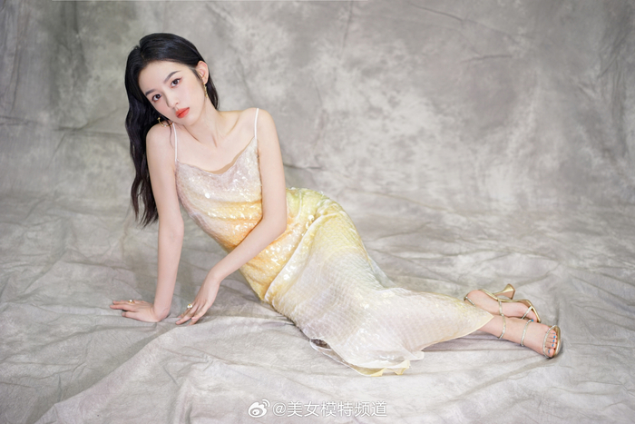 1/ 9周也唯美靓丽写真图集 672/ 9周也唯美靓丽