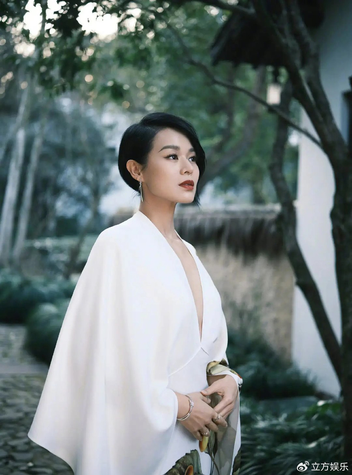 胡杏儿穿新中式深v长裙秀曲线 气质高贵端庄优雅|胡杏儿|深v|连体