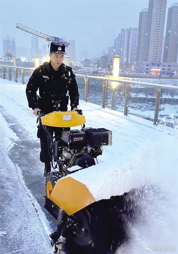 闻雪而动 情暖金城